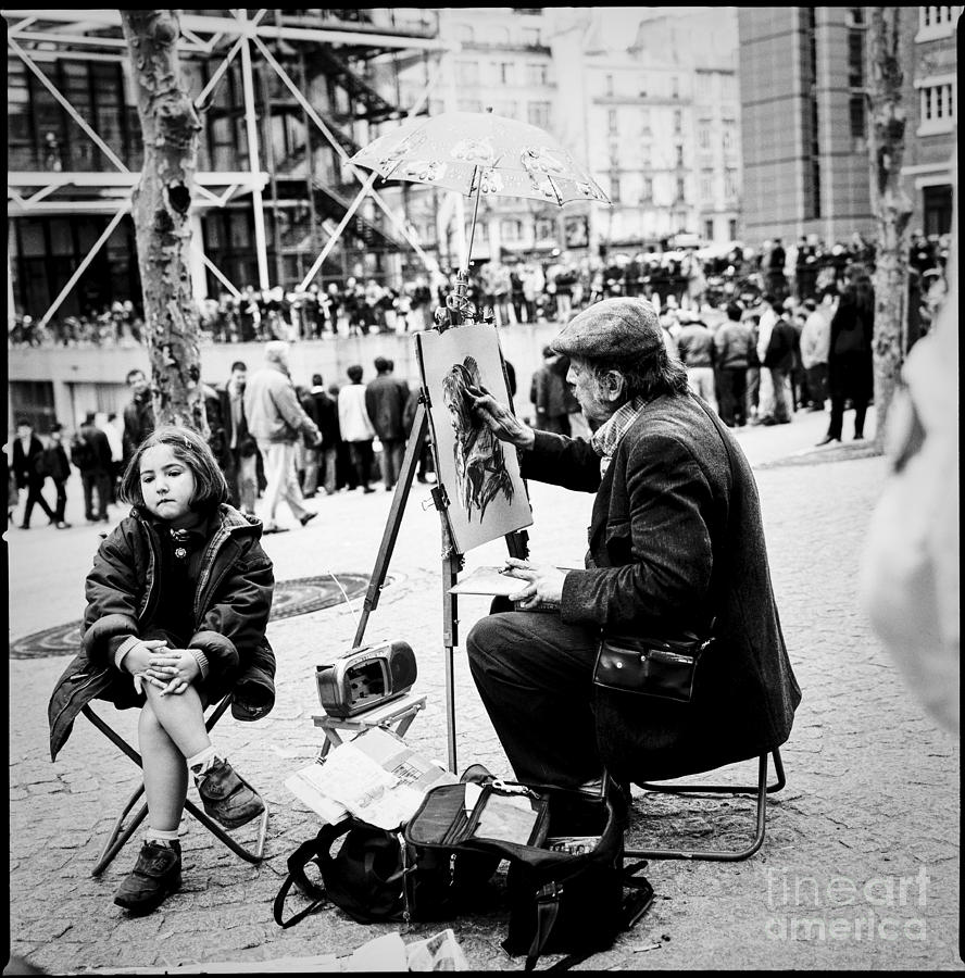 Portrait artist in Paris near Centre Pompidou.    Pyrography by Cyril Jayant
