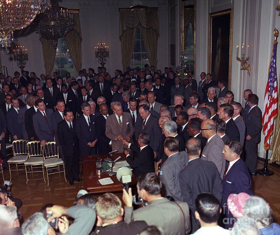 President Johnson Signs Civil Rights Photograph by Science Source - Pixels