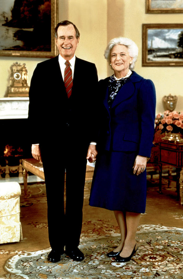Portrait Photograph - Presidential Portrait Of George Bush by Everett