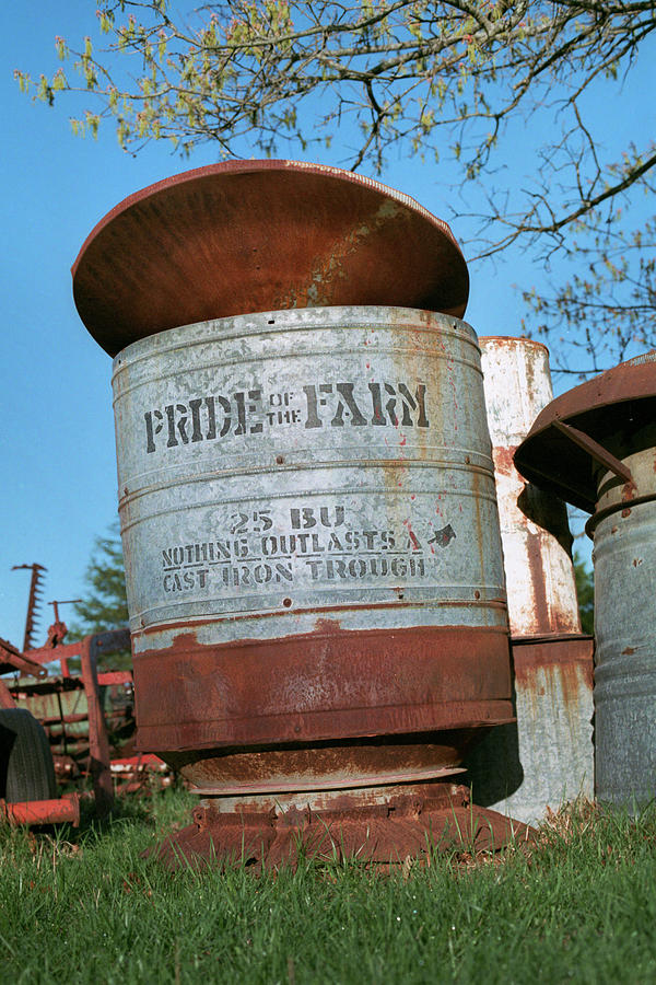 Pride of the Farm 25 bushel feeder Photograph by Grant Groberg