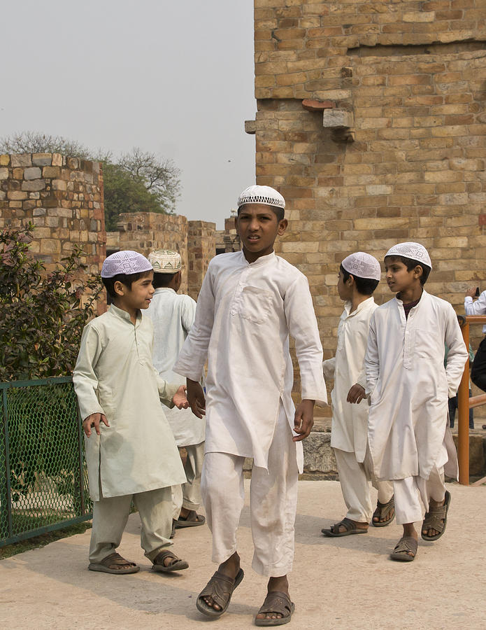 Pupils in Qutab Minar. Photograph by Elena Perelman