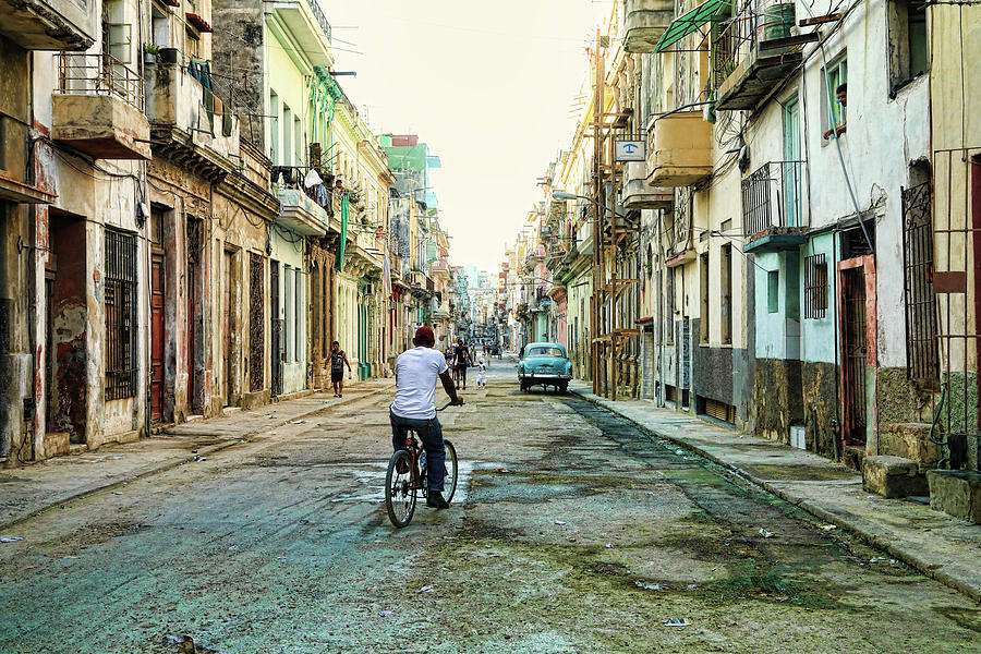 Quiet in La Habana Photograph by Mary Buck