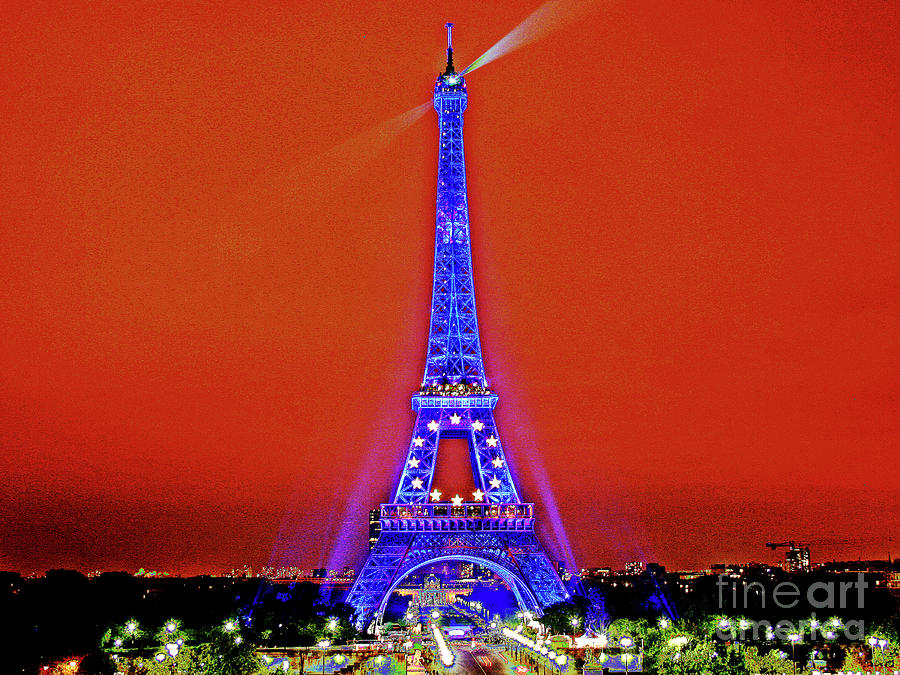 Red Paris Sunset  Eiffel Tower Photograph by Larry Oskin
