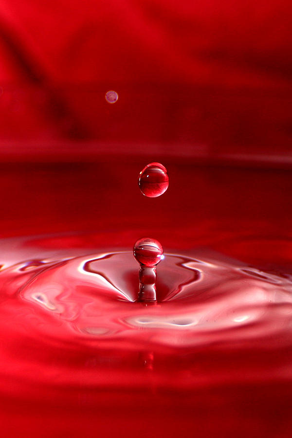 Про красную воду. Красная вода. Красные капли. Красные капли воды. Красный фон вода.