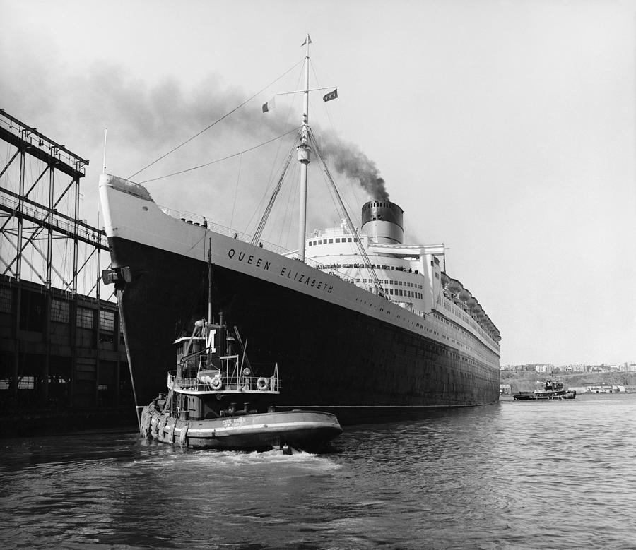 RMS Queen Elizabeth Photograph by Dick Hanley and Photo Researchers ...