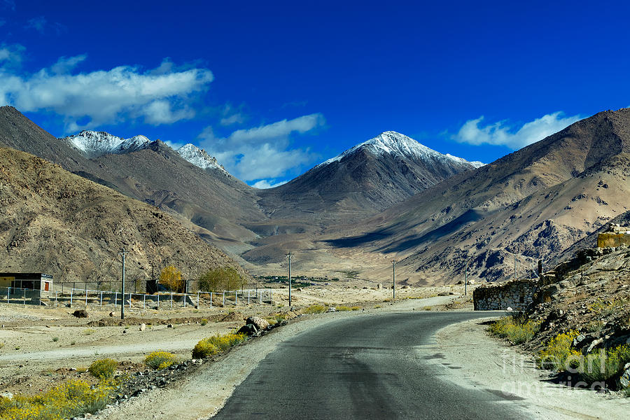 Road Towards Mountains Blue Sky Himalaya Leh Ladakh Jammu And Kashmir ...