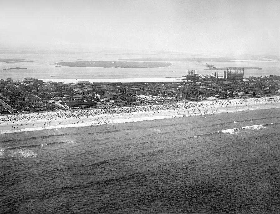 New York City Photograph - Rockaway Beach in Queens by Underwood Archives
