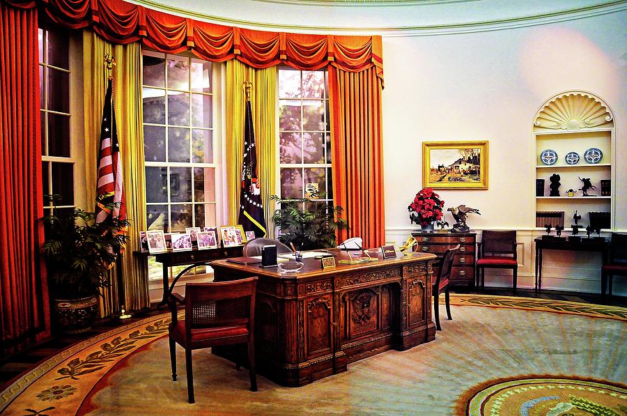 Ronald Reagan Photograph - Ronald Reagans Oval Office by Lynn Bauer