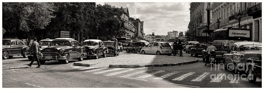 Rush Hour In Havana Photograph by Les Palenik