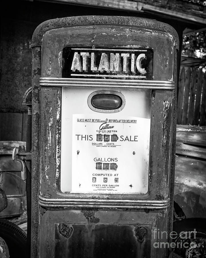 Pump Photograph - Rusty Old Vintage Atlantic Gas Pump Black and White by Edward Fielding