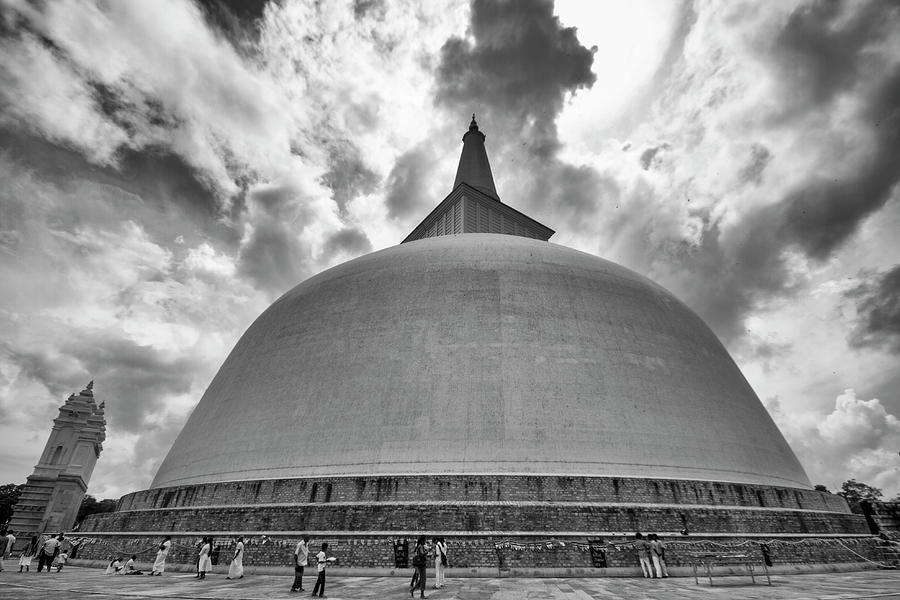 Ruwanwelisaya, Anuradhapura, 2012 Photograph by Hitendra SINKAR