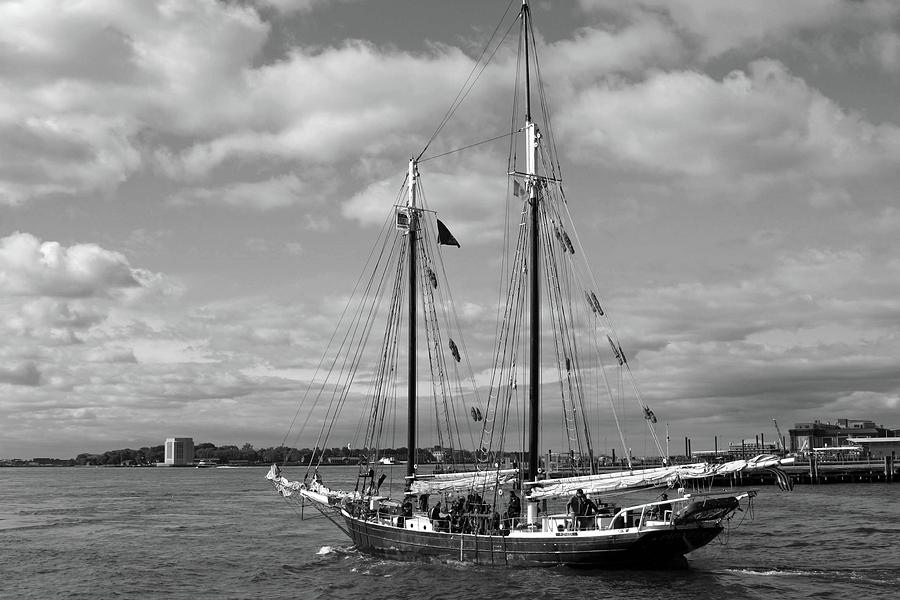Sailing The East River 01 BW - New York Photograph by Pamela Critchlow