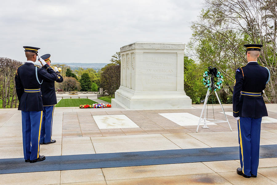 Salute to the Unknown Soldier Photograph by SR Green