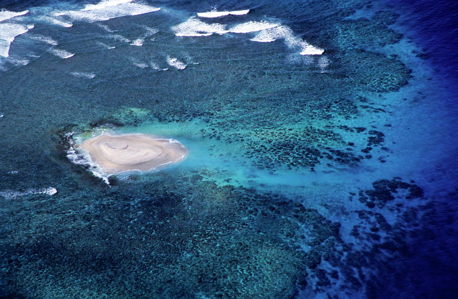 Sandy island surrounded by tropical seas in the Pacific Ocean ...