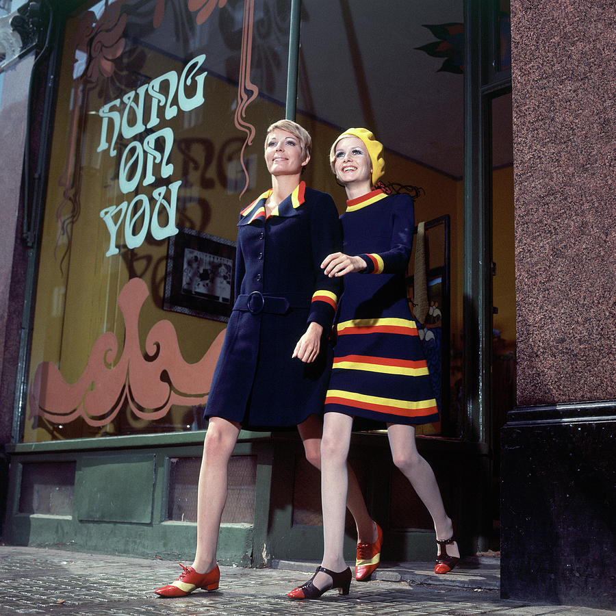 Sara Crichton-Stuart and Twiggy Shopping Photograph by Ray Traeger