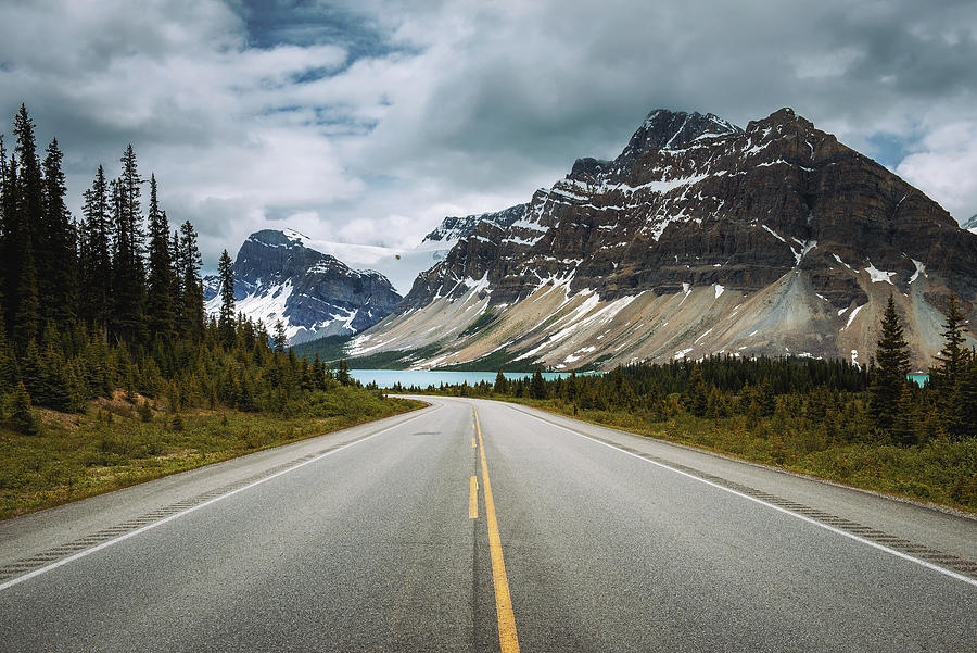 Scenic Icefields Pkwy in Banff National Park leading to the Bow Lake ...