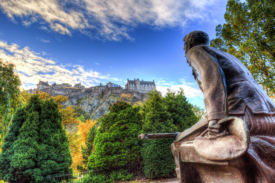 Scots American Memorial And Edinburgh Castle Photograph by David Pyatt