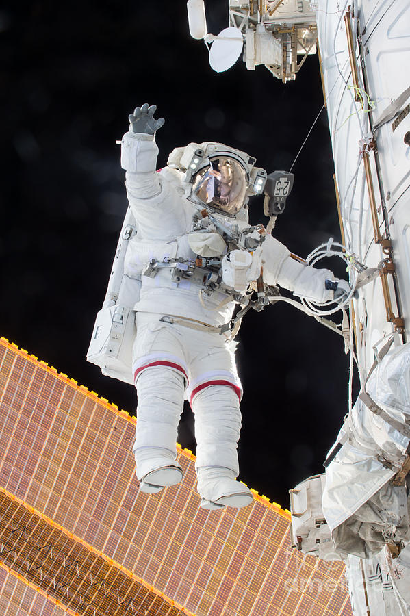 Scott Kelly, Expedition 46 Spacewalk Photograph by Science Source