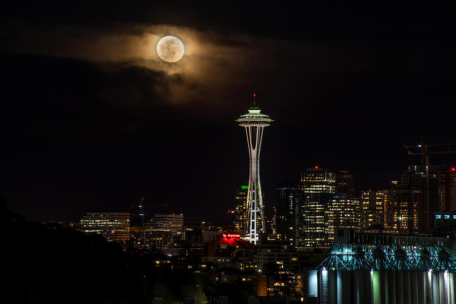 Seattle Space Needle Full Moon Rising Photograph by Mike Reid Fine