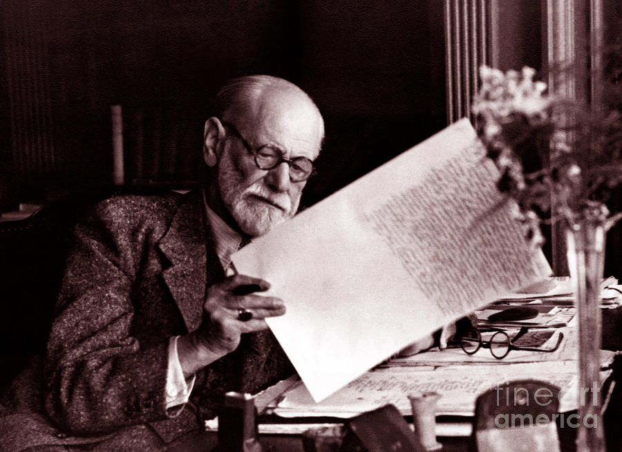 Sigmund Freud in his office, circa 1930 Photograph by English School ...