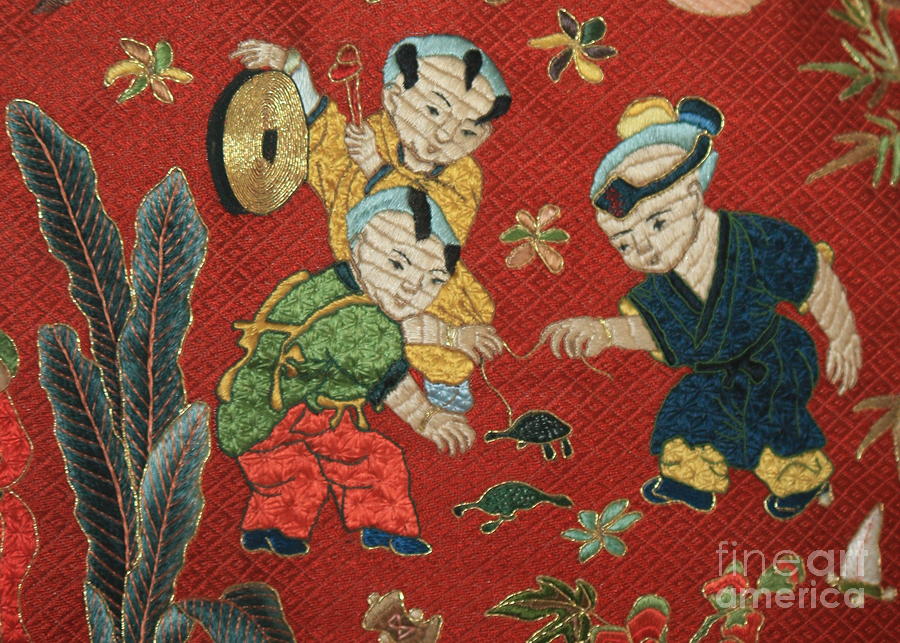 Children Playing Photograph - Silk Robe - Children Playing With Turtle by Carol Groenen Children Playing Photograph - Silk Robe - Children Playing With Turtle by Carol Groenen