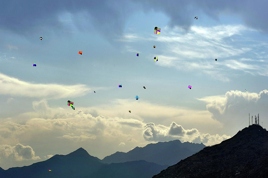 Напиши где находятся предметы на этих картинках the kite is in the sky