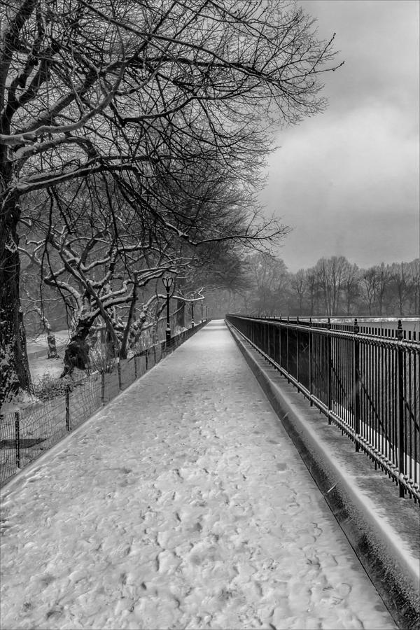 Snowy Day Central Park Reservoir NYC Photograph by Robert Ullmann