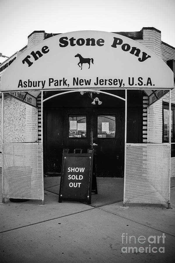 Black And White Photograph - Sold Out Show - Stone Pony by Colleen Kammerer
