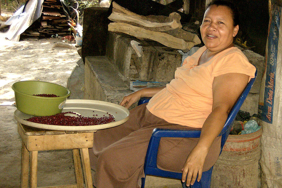 Nicaragua Photograph - Sorting Beans by Roberto A