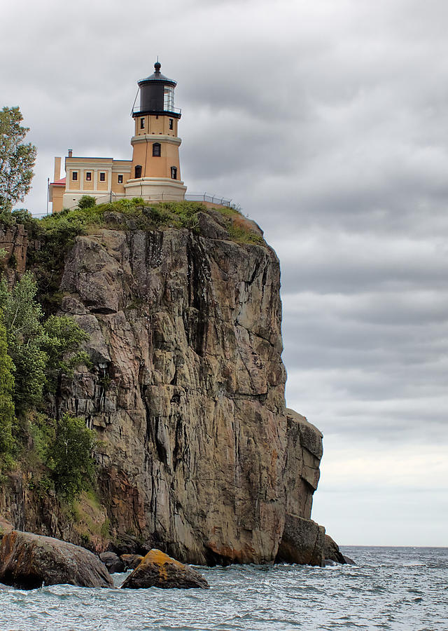 Split Rock Lighthouse Photograph by Farol Tomson