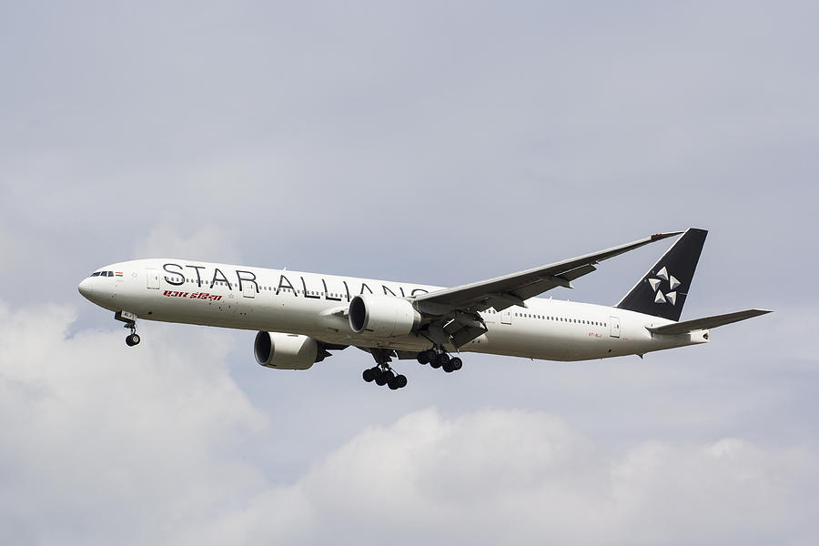 Star Alliance Boeing 777 Photograph by David Pyatt