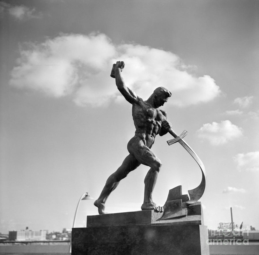 Statue By Eugene Vuchetich Photograph by H. Armstrong Roberts/ClassicStock