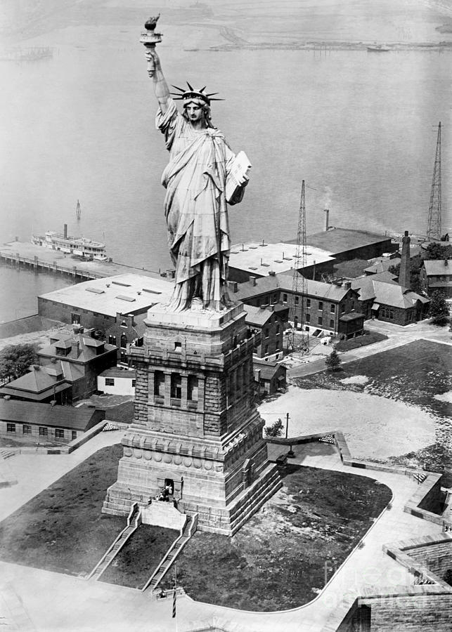 Statue Of Liberty Photograph by Granger