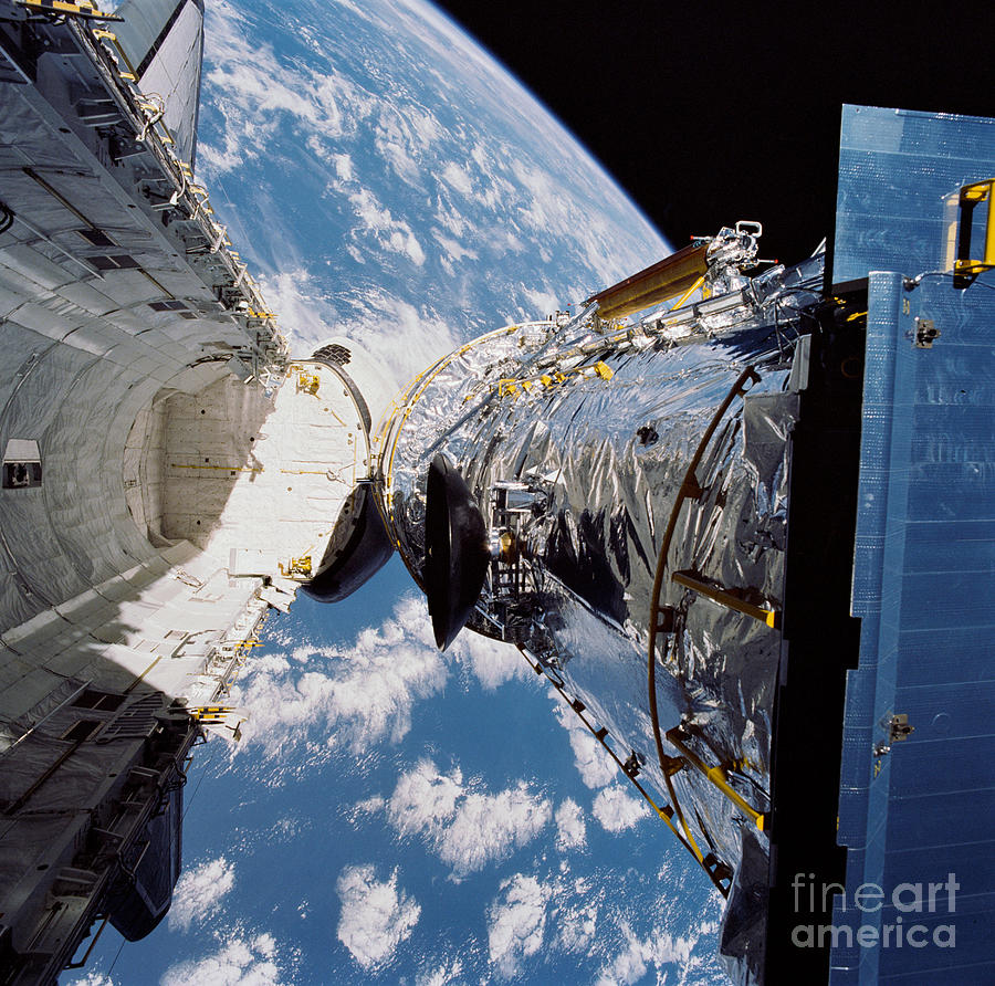 Sts-31, Hubble Space Telescope Photograph by Science Source