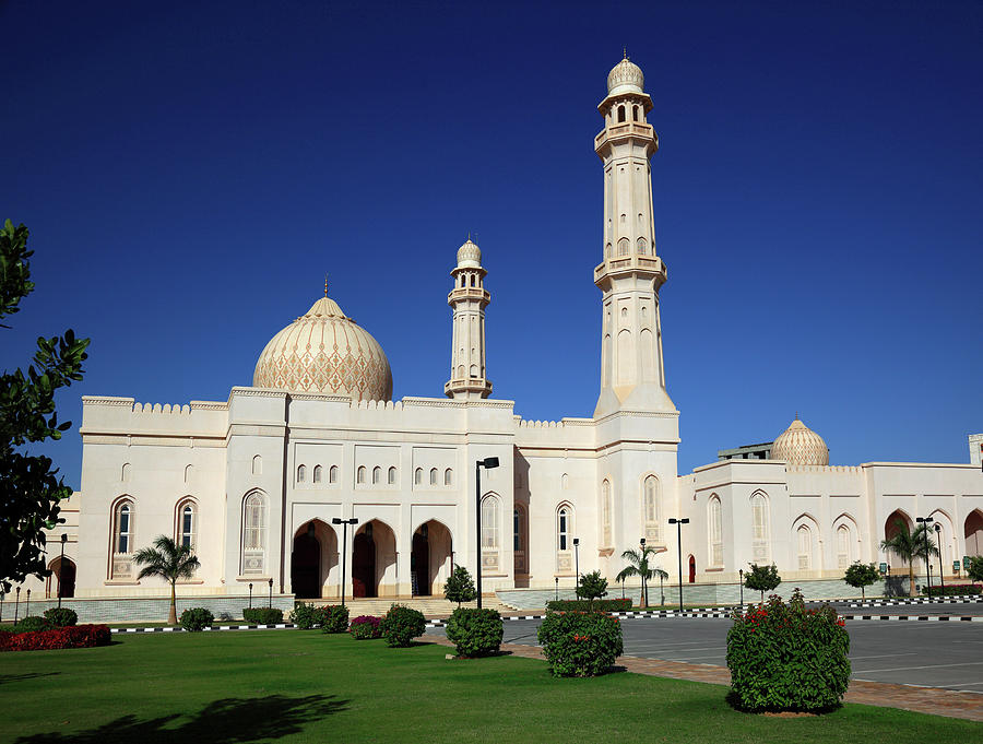 Sultan Qaboos Moschee, Friday mosque, Salalah, Oman Photograph by Heinz ...