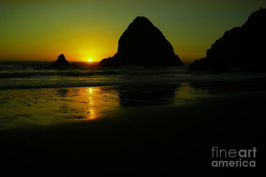 Sundown on the Oregon coast Photograph by Jeff Swan