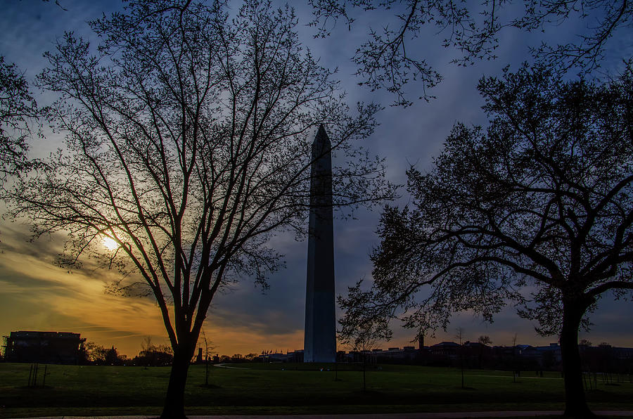 Sunrise at the Washington Monument Photograph by Bill Cannon
