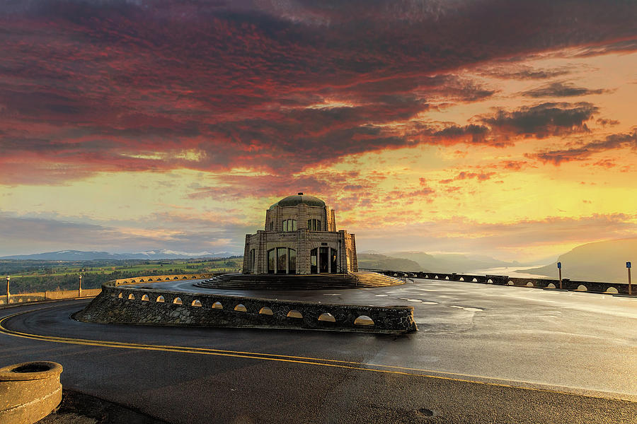 Sunrise at Vista House on Crown Point Photograph by David Gn