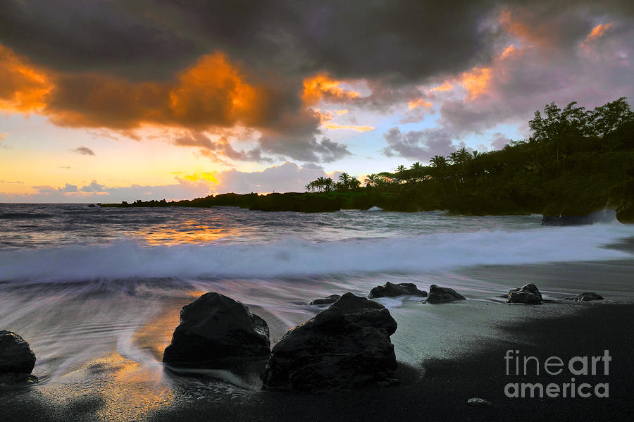 Sunrise at Waianapanapa Photograph by Frank Wicker