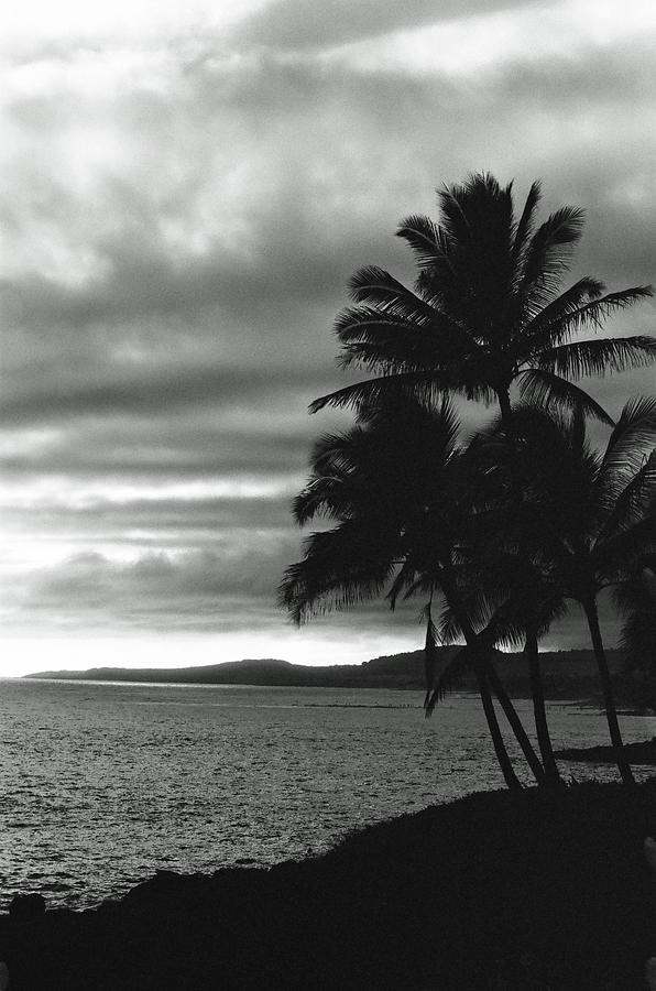 Sunset 01 - SFX 200 BW - Kauai, Hawaii Photograph by Pamela Critchlow
