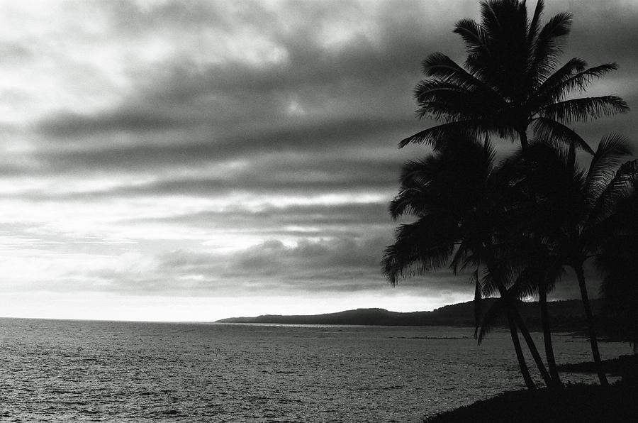 Sunset 02 - SFX 200 BW - Kauai, Hawaii Photograph by Pamela Critchlow