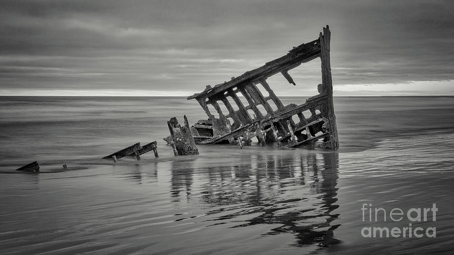 Sunset at Peter Iredale 1 bw Photograph by Jerry Fornarotto