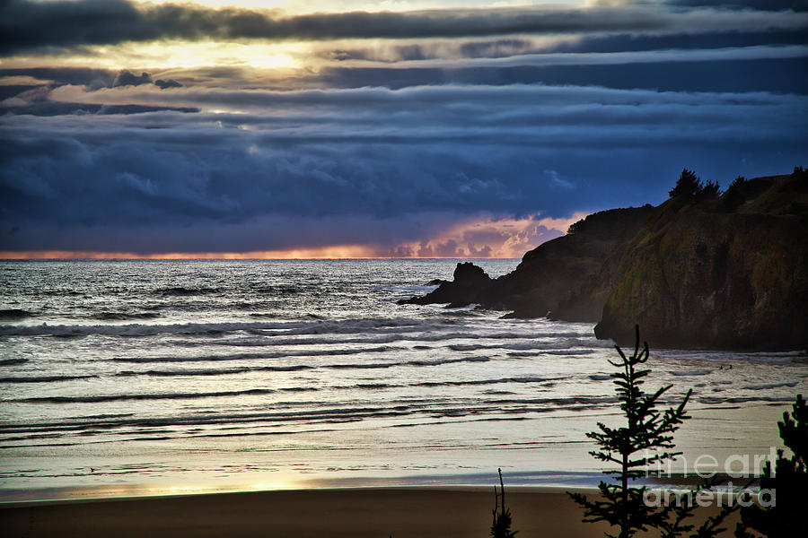 Sunset over the Pacific Ocean on the Oregon coast Photograph by Bruce Block