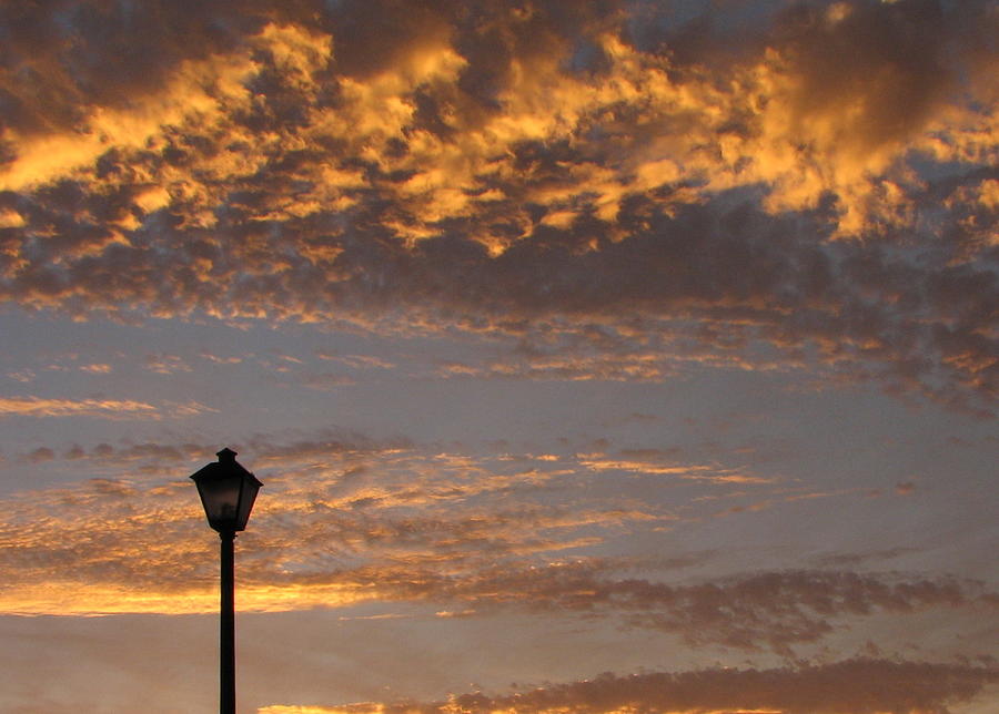 Sunset with lamp post Photograph by T Guy Spencer