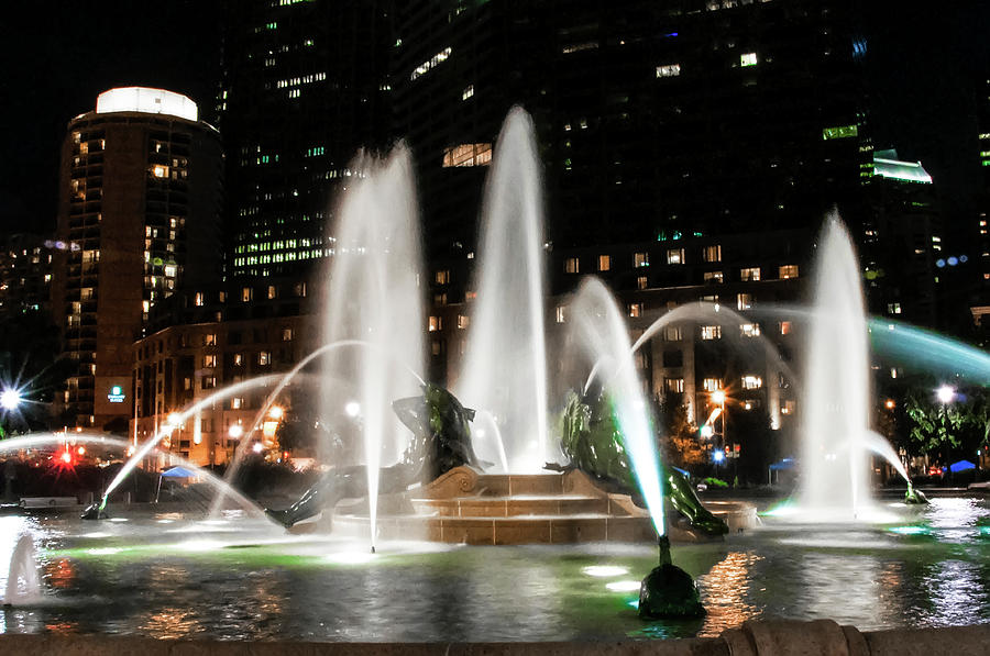 Swann Fountain in the Night - Philadelphia Photograph by Bill Cannon