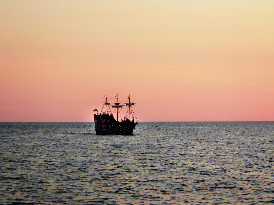 Tampa Bay Sunset 4 Pirate Ship Photograph by Marilyn Hunt