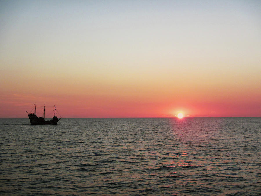 Tampa Bay Sunset 5 Pirate Ship Photograph by Marilyn Hunt
