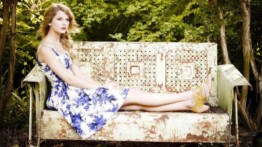 Taylor Swift Digital Art - Taylor Swift by Maye Loeser