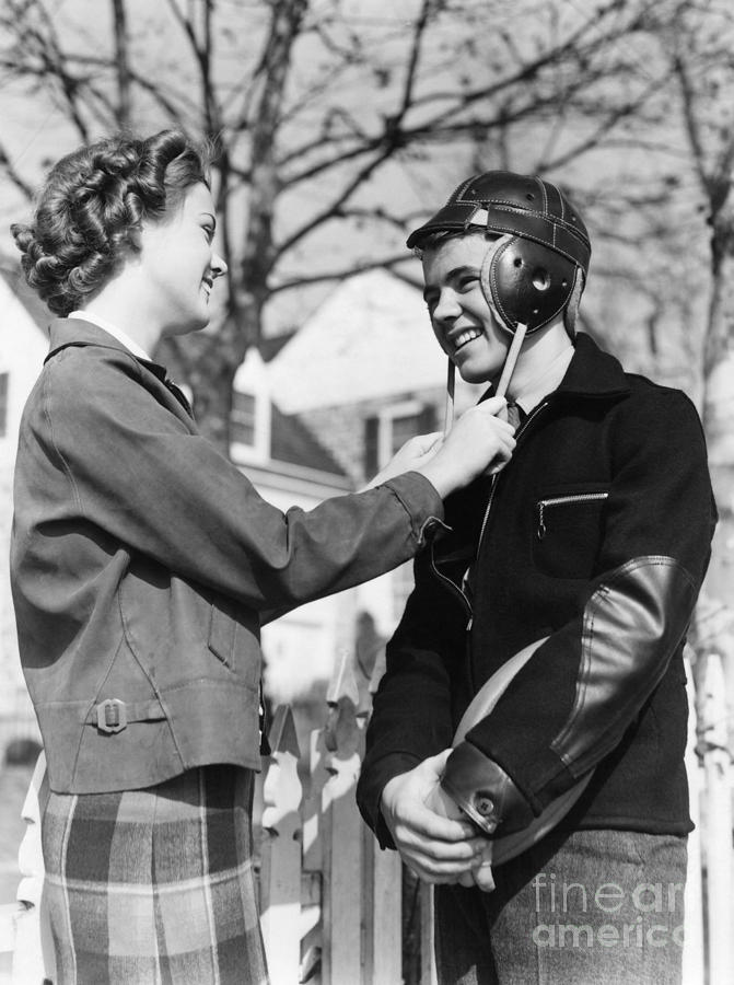 Teen Couple, C.1940s Photograph by H. Armstrong Roberts/ClassicStock