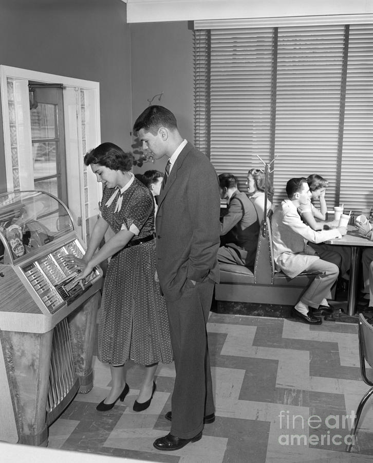 Teen Couple Playing Jukebox, C. 1950s Photograph by H. Armstrong Roberts/ClassicStock